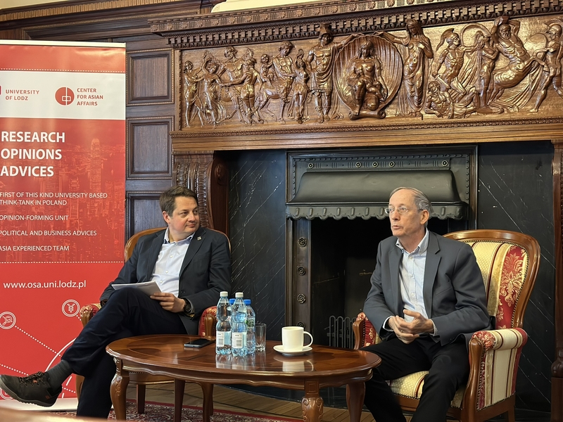 Two speakers during a seminar in the fireplace room of the Bidermann Palace