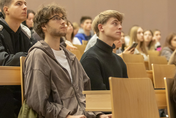 a decorative element – students in a lecture hall