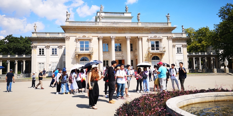 Studenci z Chin przed pałacem/Students from China in front of the palace