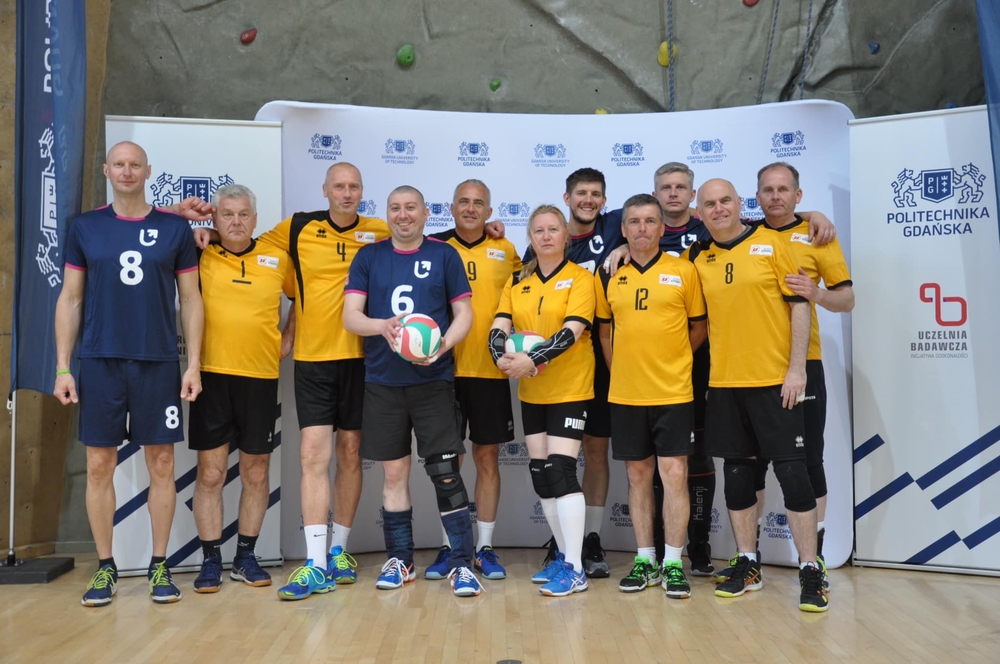 The University of Lodz team wearing yellow uniforms