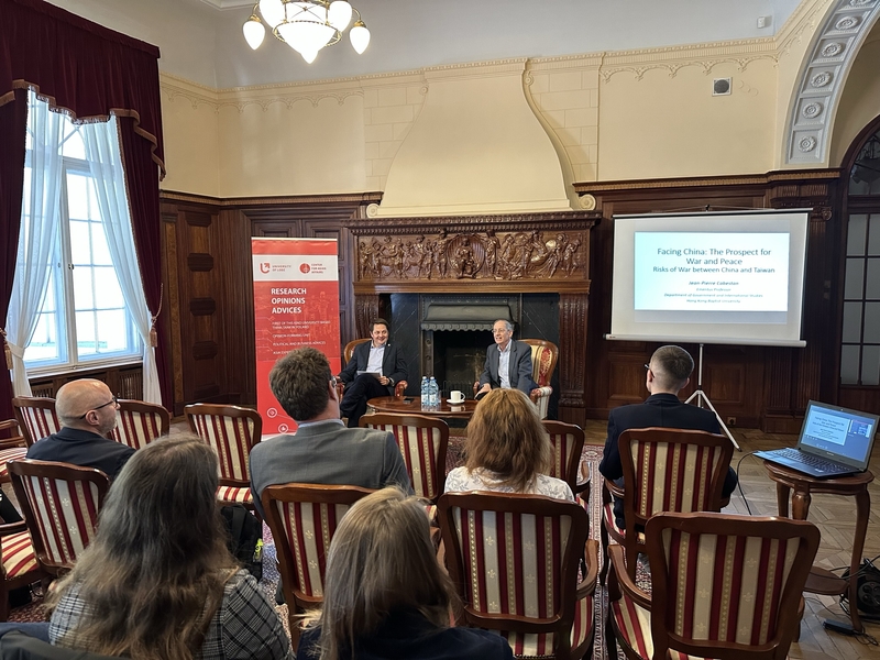 Two speakers during a seminar in the fireplace room of the Bidermann Palace