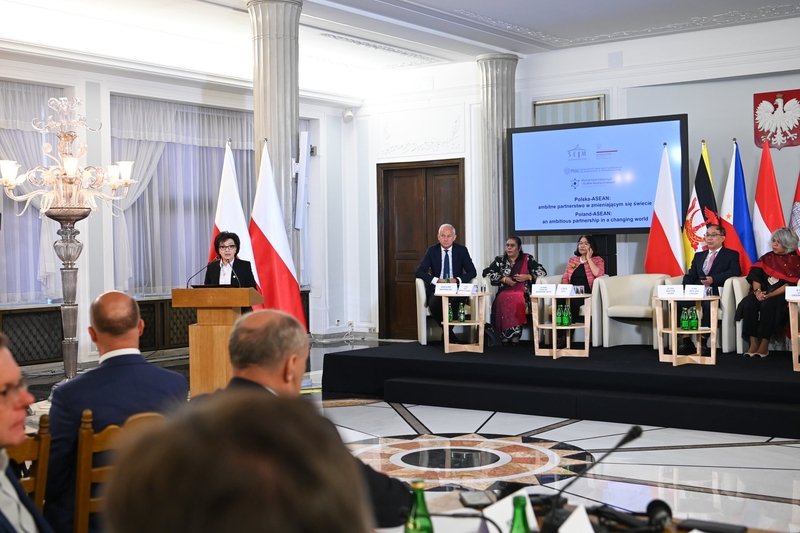 Marszałek polskiego sejmu w towarzystwie ambasadorów państw członkowskich ASEAN/Marshal of the Polish Sejm accompanied by ambassadors of ASEAN member states