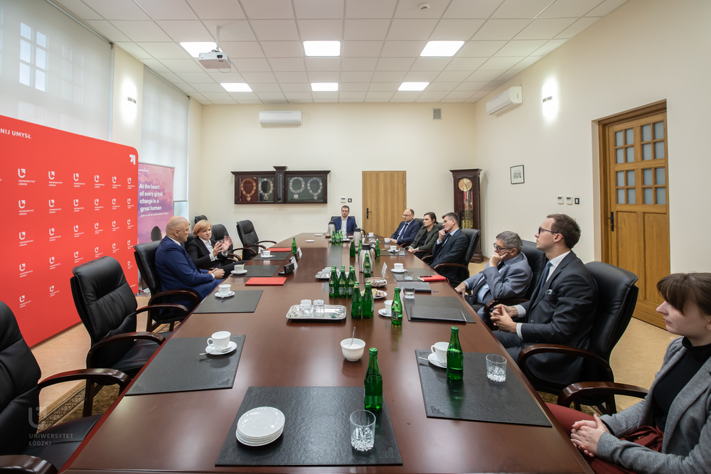 UL authorities and representatives of Accenture sitting at a table and discussing