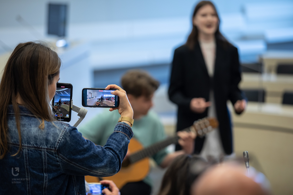 ukraińskie studentki wykonują utwór