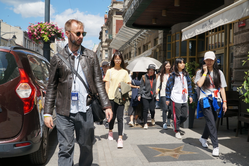 Studenci z Chin na ulicy Piotrkowskiej/Students from China on Piotrkowska Street