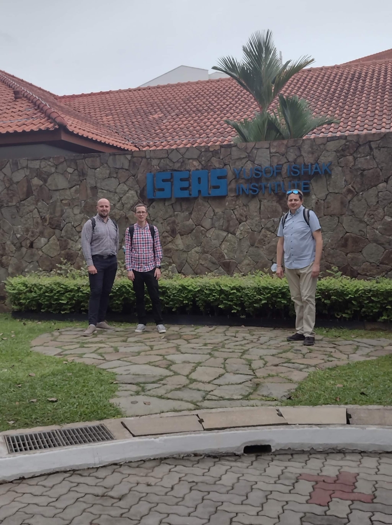 Trzech członków zespołu ośrodka przed budynkiem ISEAS w Singapurze/Three members of the centre in front of the ISEAS building in Singapore