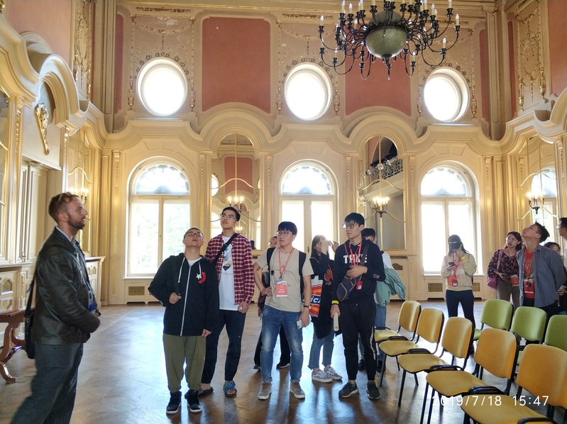 Studenci z Chin zwiedzają wnętrze pałacu/Chinese students visit the interior of the palace