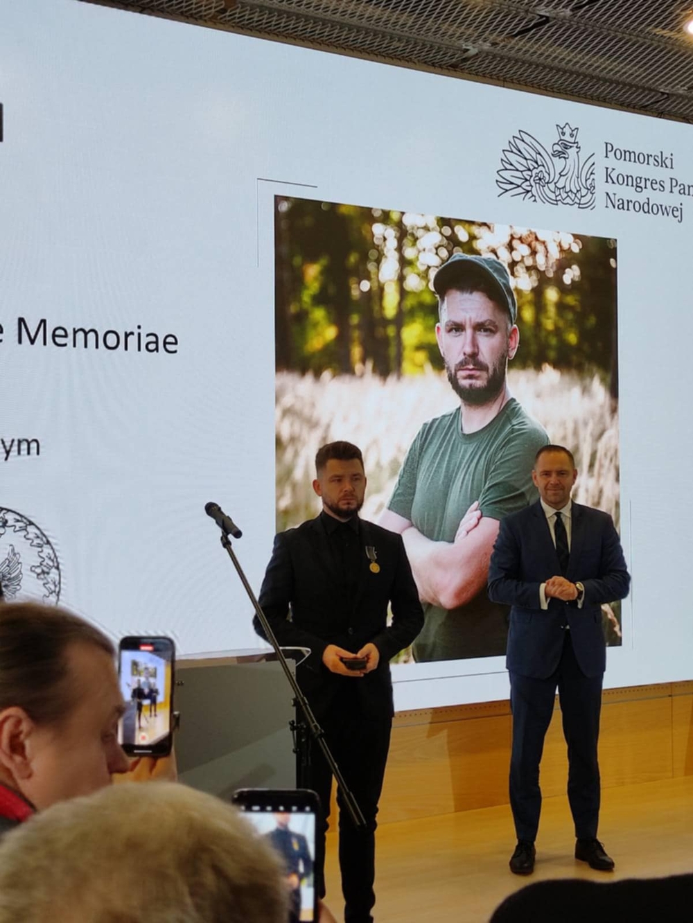 Dr Dawid Kobiałka receiving the award