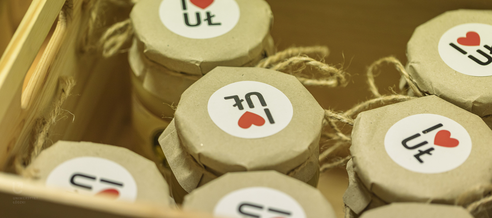 the donated jars of honey with the inscription I love University of Lodz on the lids