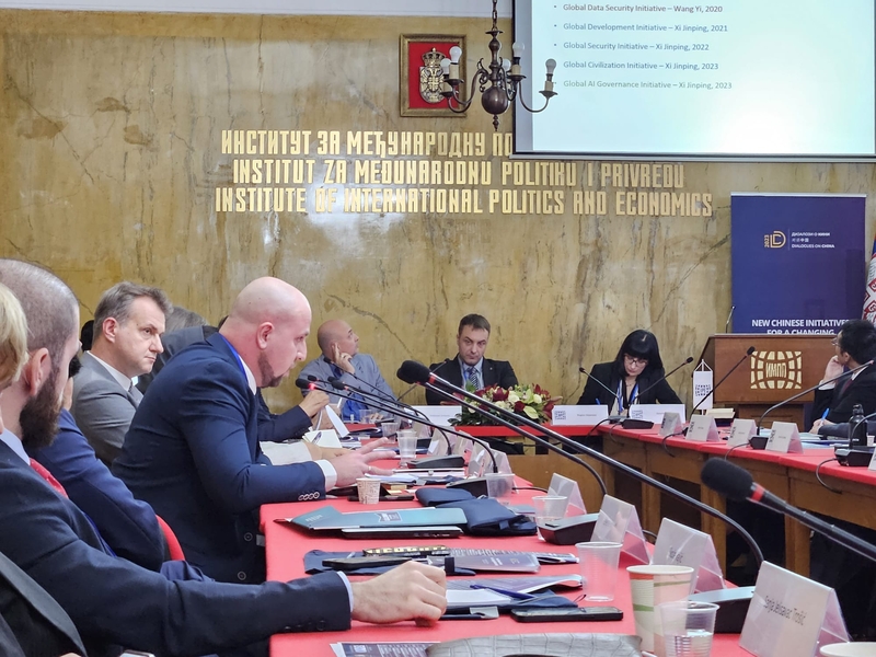 Grupa osób siedząca przy stole podczas konferencji/A group of people sitting at a table during a conference