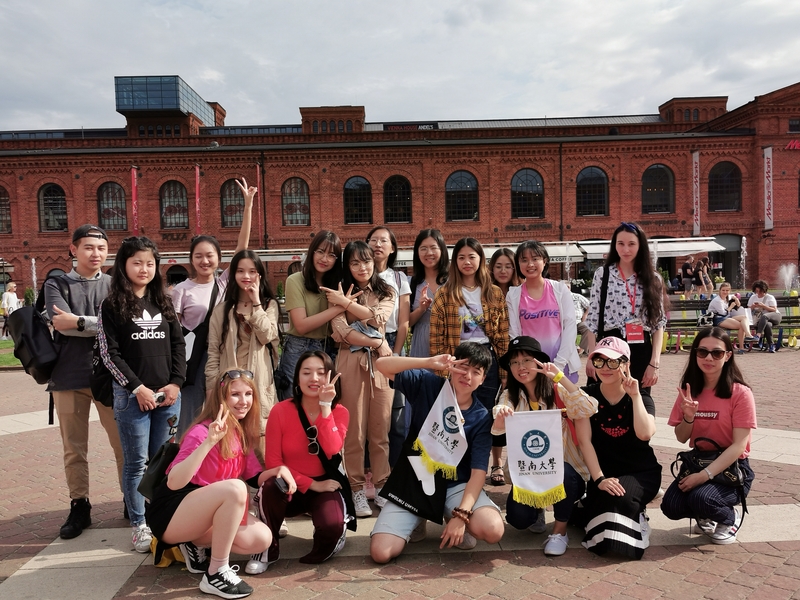 Studenci z Chin w Manufakturze w Łodzi/Students from China in Manufaktura in Łódź