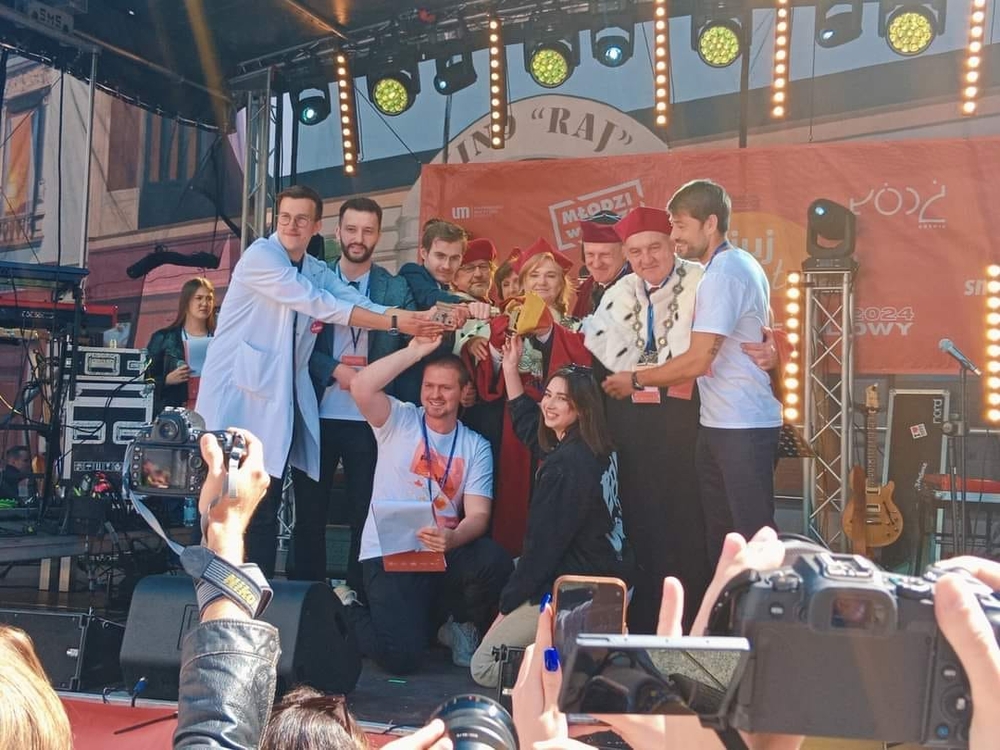 A few days earlier, after a long break, the iconic Juwenalia Parade along Piotrkowska Street, which began the celebration of the student festival throughout Lodz returned. Deputy Mayor of Lodz, Adam Pustelnik, handed over symbolic keys to the city gates to students.