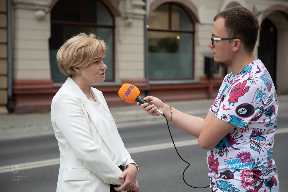 Rektor UŁ udzielająca wywiadu Radiu Eska