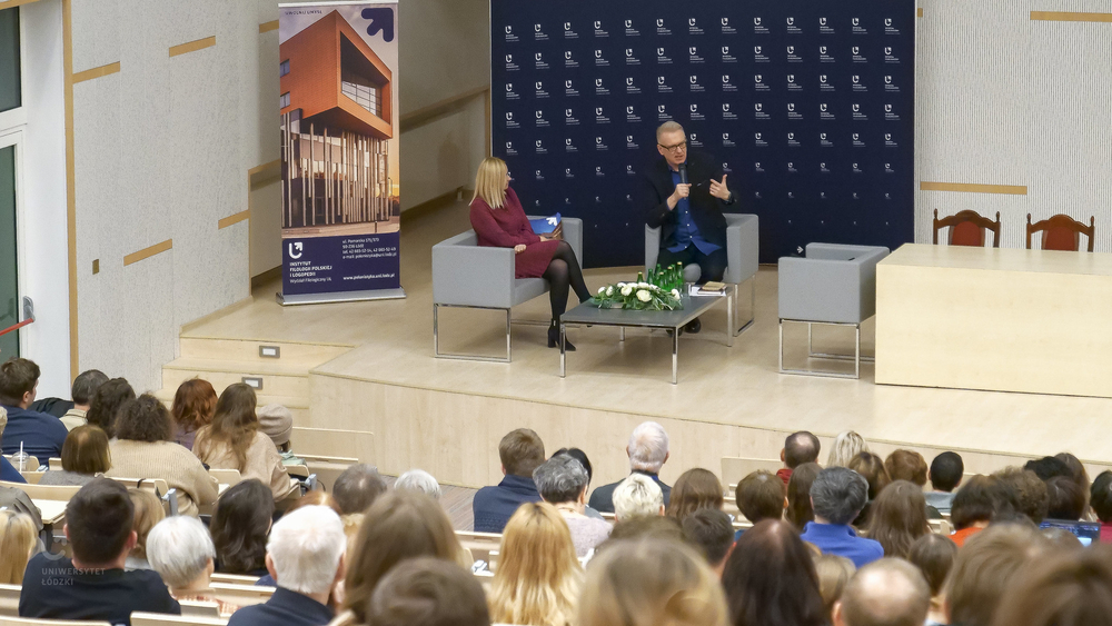 Mariusz Szczygieł and Dr Izabella Adamczewska-Baranowska in the Assembly Hall A1 of the Faculty of Philology of the University of Lodz