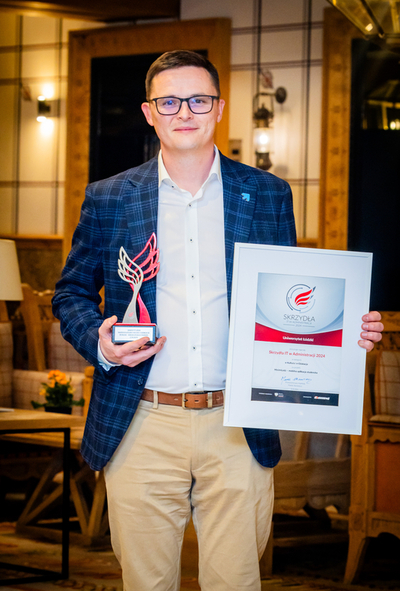 Maciej Sysak holding Wings of IT in Administration statuette