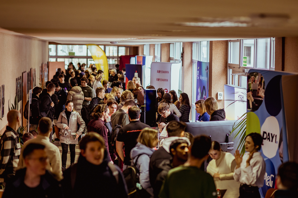 Students and exhibitors during the WorkShow 2024